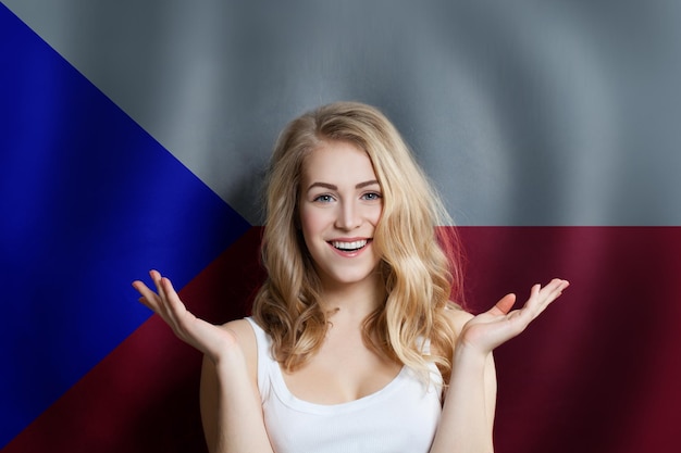 Viaggiare in Repubblica Ceca e imparare la lingua ceca Studente sorpreso sullo sfondo della bandiera della Repubblica Ceca