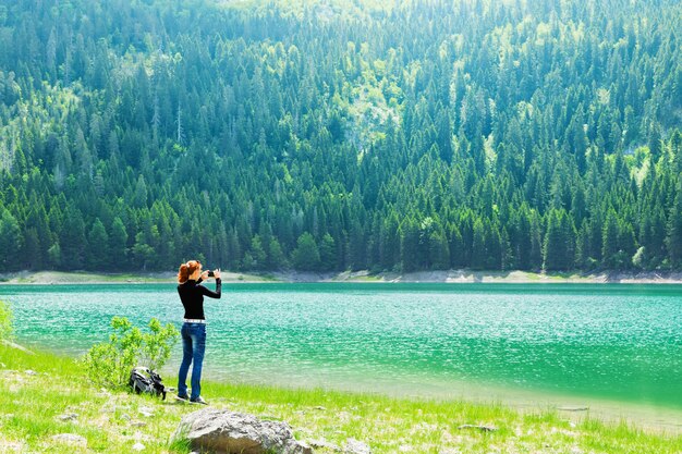 Viaggiatore al lago