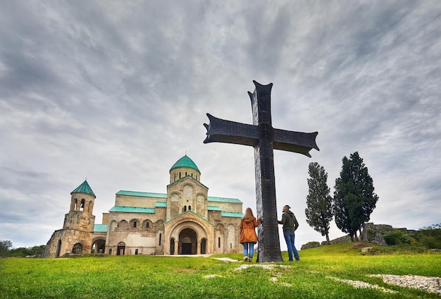 Viaggiatore alla chiesa di Bagrati a Kutaisi