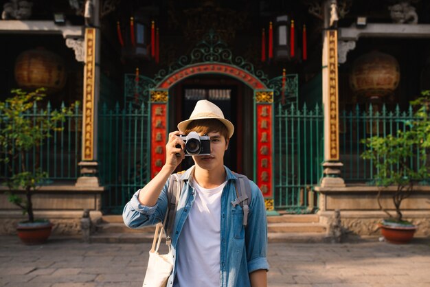 Viaggiatore asiatico del fotografo dell'uomo bello. Concetto di stile di vita.