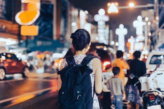 Viaggiatore asiatico della donna che cammina sul mercato notturno del cibo di strada a Chinatown.