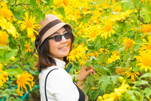 Viaggiatore asiatico della donna in vacanza.