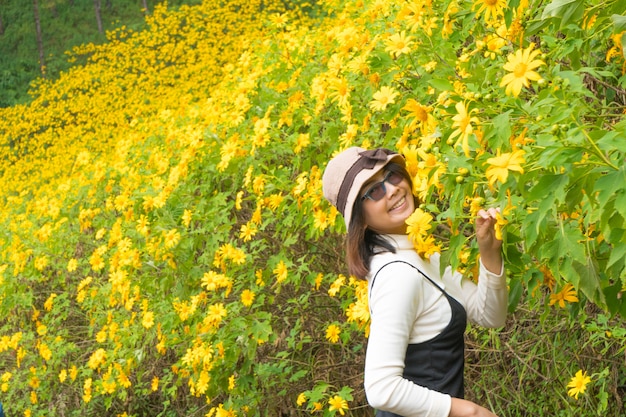 Viaggiatore asiatico della donna in vacanza.