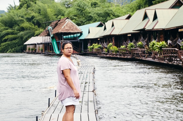 Viaggiatore asiatico della giovane donna e rilassarsi