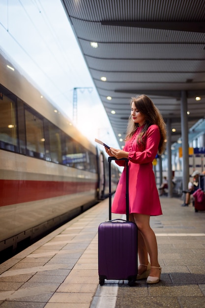 Viaggiatore attenta che guarda attraverso le informazioni del treno il suo biglietto per non saltarlo