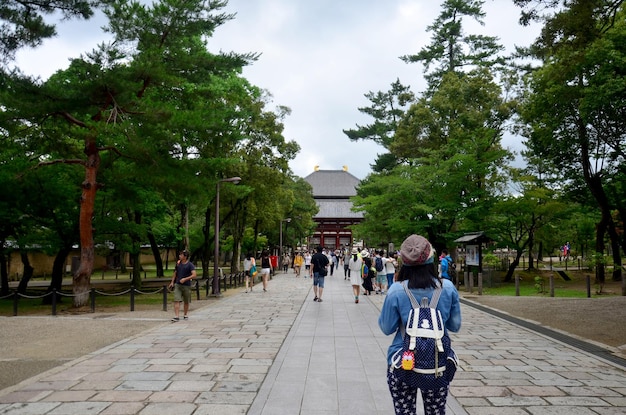 Viaggiatore che cammina al tempio Todaiji il 9 luglio 2015 a Nara in Giappone