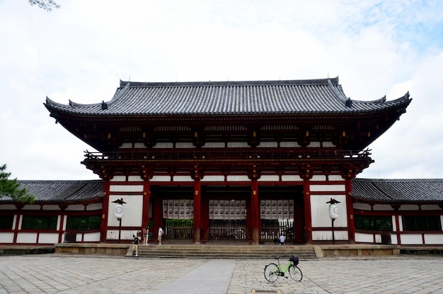 Viaggiatore che cammina al tempio Todaiji il 9 luglio 2015 a Nara in Giappone