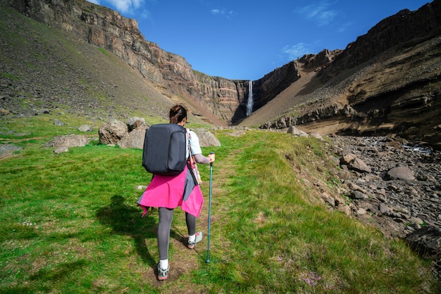 Viaggiatore che fa un'escursione alla cascata di Hengifoss