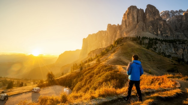 Viaggiatore che fa un'escursione il paesaggio mozzafiato della dolomia