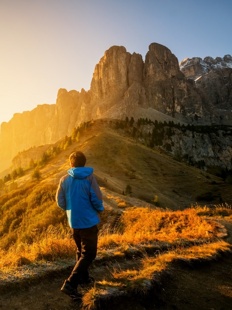 Viaggiatore che fa un'escursione il paesaggio mozzafiato della dolomia