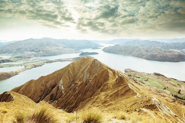 Viaggiatore che fa un'escursione nel picco di Roys. Nuova Zelanda. Lago Wanaka