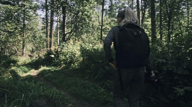 Viaggiatore che fotografa la vista panoramica nella foresta Una donna caucasica che scatta un bel look magico Ragazza scatta video fotografici su una fotocamera mirrorless dslr