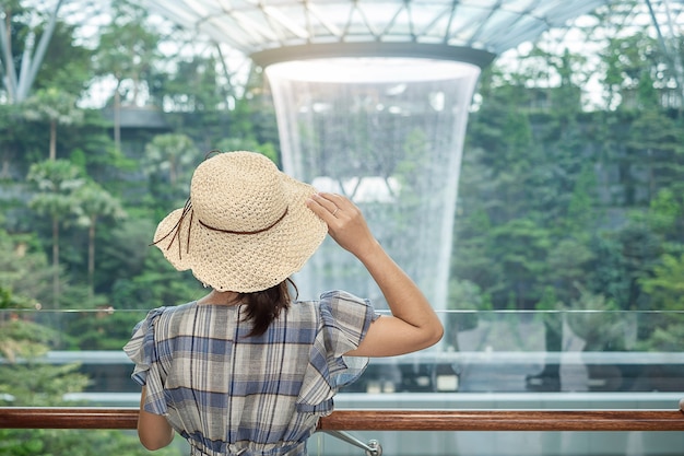 viaggiatore che guarda al vortice di bella pioggia a Jewel Changi Airport