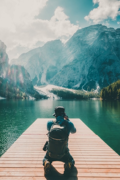 Viaggiatore che prende foto del lago Braies in Italia.