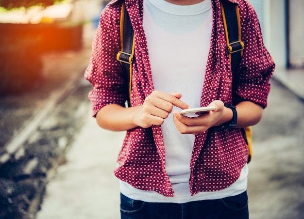 Viaggiatore che utilizza lo smartphone per la connessione dati e cerca nei dati