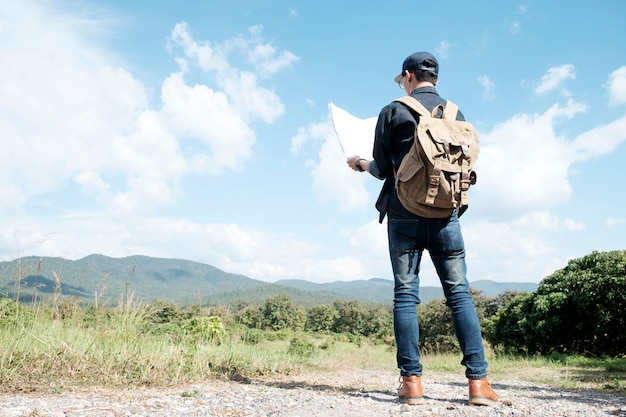 Viaggiatore con zaino rilassante all&#39;aperto