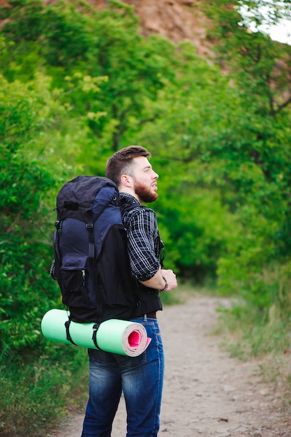 Viaggiatore del giovane con il rilassamento dello zaino all'aperto.