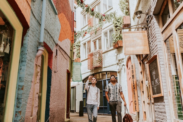 Viaggiatore dell'uomo che prende una foto della città