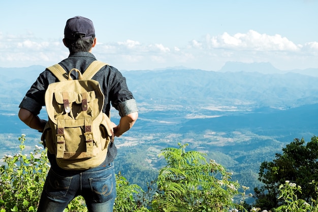 Viaggiatore dell&#39;uomo con lo zaino che fa un&#39;escursione il concetto all&#39;aperto di stile di vita e di avventura di viaggio