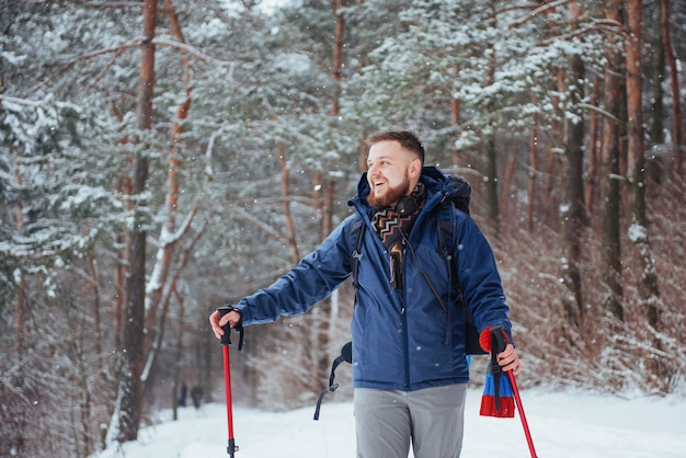 Viaggiatore dell'uomo con lo zaino che fa un'escursione le vacanze attive di avventura di stile di vita di viaggio all'aperto. Foresta di uno splendido paesaggio