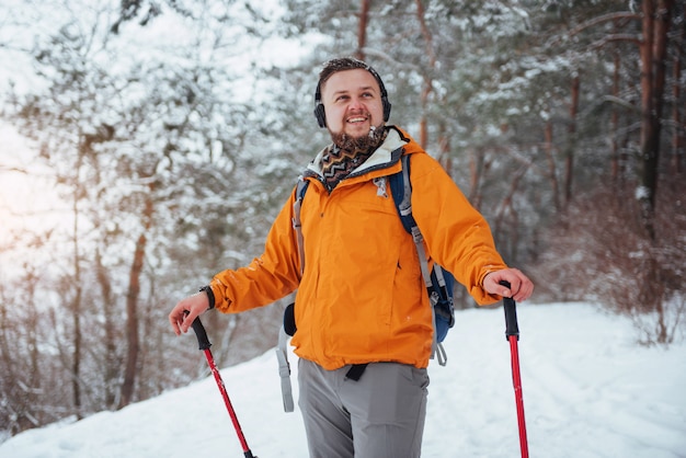 Viaggiatore dell'uomo con lo zaino che fa un'escursione le vacanze attive di avventura di stile di vita di viaggio all'aperto. Foresta di uno splendido paesaggio