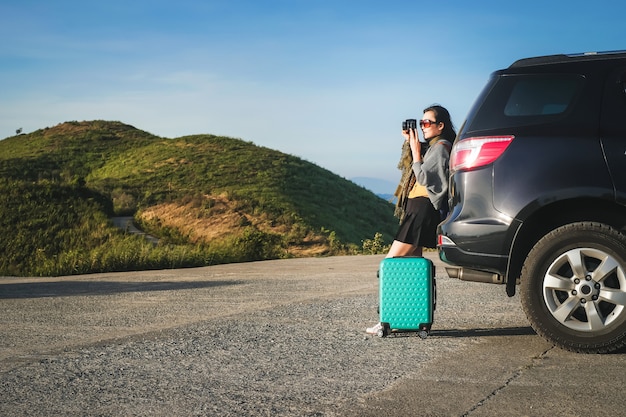 Viaggiatore della donna che prende la vista della foto della natura in vacanza.