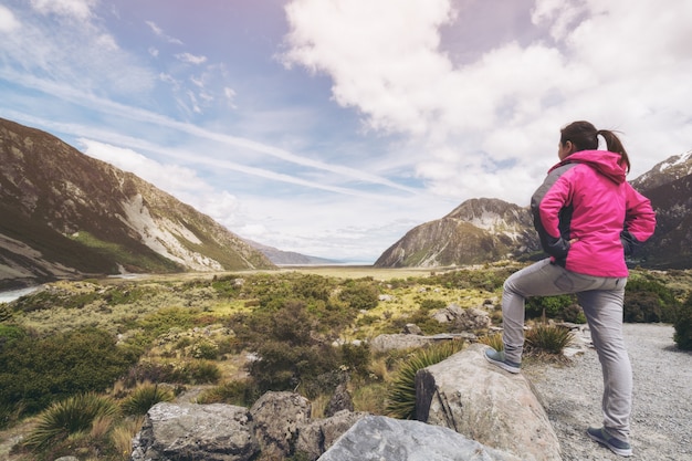 Viaggiatore della donna che viaggia nel paesaggio selvaggio