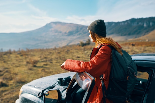 Viaggiatore della donna con la libertà del paesaggio delle montagne dello zaino