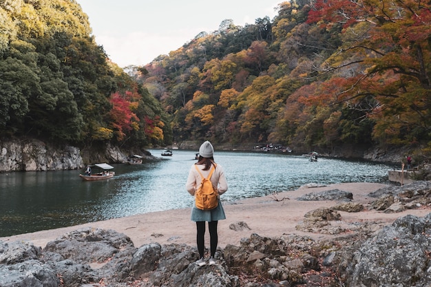 Viaggiatore della giovane donna che guarda bello paesaggio a Arashiyama Giappone, stile di vita di viaggio