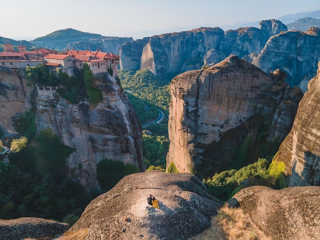 Viaggiatore di coppia seduto sulla cima della montagna