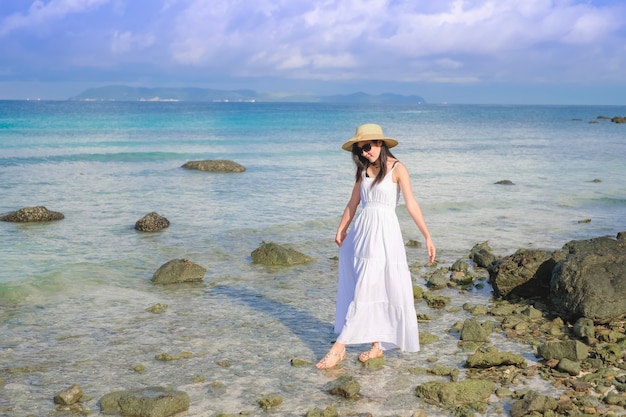 viaggiatore donna godendo per la vista del bellissimo mare in vacanza.