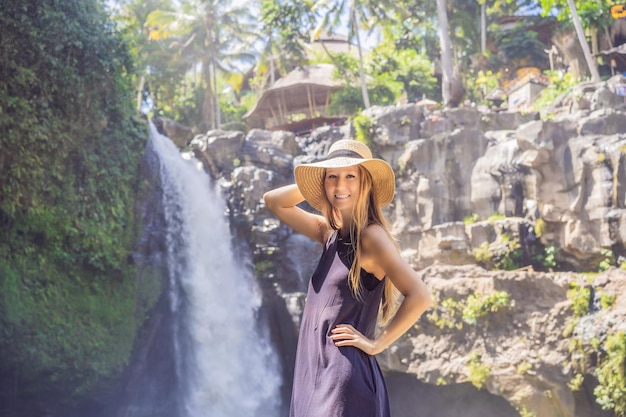 Viaggiatore donna su uno sfondo a cascata Concetto di ecoturismo