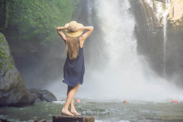 Viaggiatore donna su uno sfondo a cascata Concetto di ecoturismo