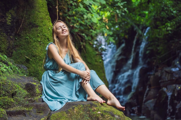 Viaggiatore donna su uno sfondo a cascata Concetto di ecoturismo