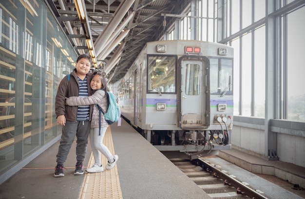 Viaggiatore felice del bambino con il vecchio treno del Giappone