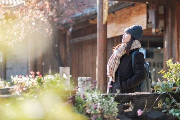 Viaggiatore felice del viaggiatore della giovane donna