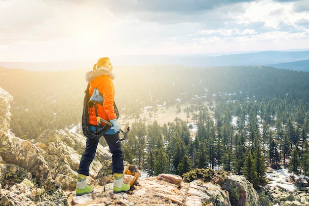 Viaggiatore femminile che esplora il concetto del mondo. Tecnica mista