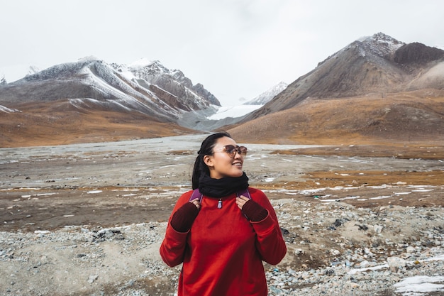 Viaggiatore femminile nelle montagne dell&#39;Himalaya