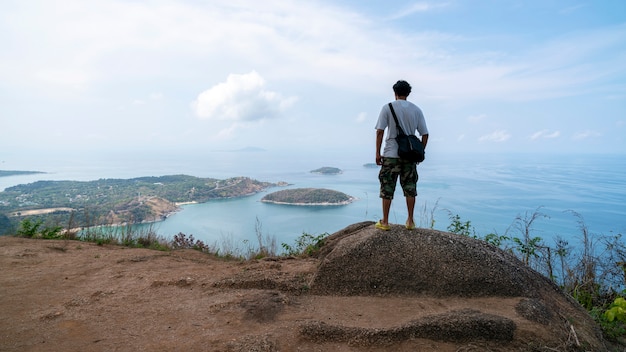 viaggiatore in piedi e pensando qualcosa e vedere uno splendido scenario paesaggistico