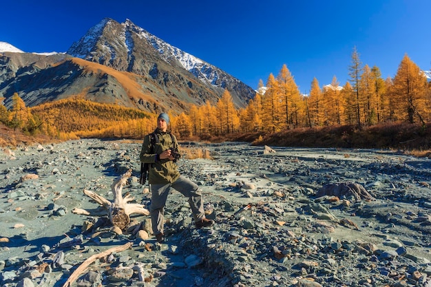 Viaggiatore maschio dal ritorno in montagna