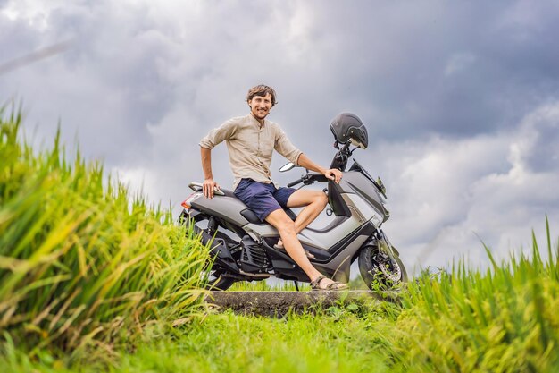 Viaggiatore maschio su una bicicletta tra un campo di riso Viaggi turistici a Bali