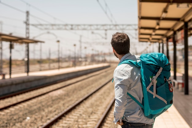 Viaggiatore obliquo in cerca di treno