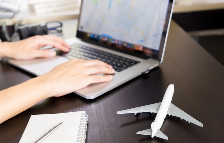 Viaggiatore sta usando la mappa GPS di Internet per pianificare è un viaggio di vacanza