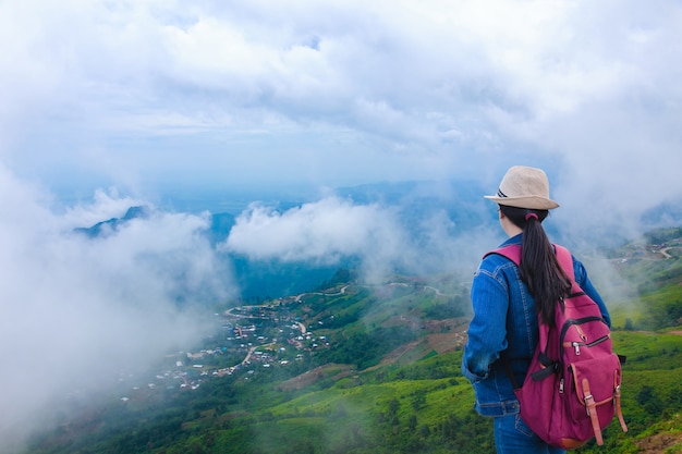 Viaggiatori che esaminano la montagna di Berk della vasca di Phu con foschia, Tailandia