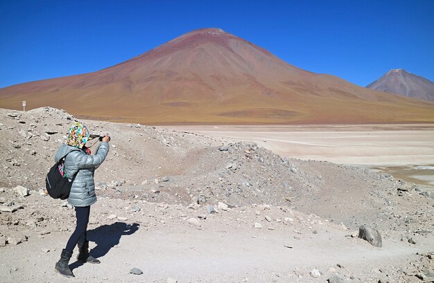 Viaggiatori che fotografano la Riserva Nazionale di Fauna Andina Eduardo Avaroa Bolivia