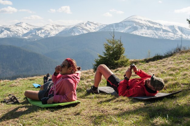 Viaggiatori che riposano in montagna