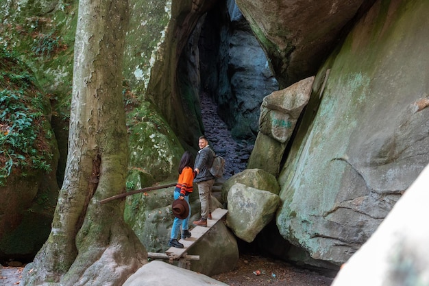 Viaggiatori di coppia che vanno alla grotta