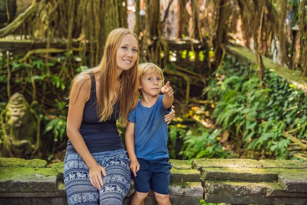 Viaggiatori di mamma e figlio che scoprono la foresta di Ubud nella foresta delle scimmie, Bali Indonesia. Viaggiare con il concetto di bambini