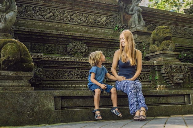 Viaggiatori di mamma e figlio che scoprono la foresta di Ubud nella foresta delle scimmie, Bali Indonesia. Viaggiare con il concetto di bambini.