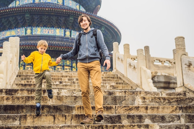 Viaggiatori di papà e figlio nel Tempio del Cielo a Pechino Una delle principali attrazioni di Pechino Viaggiare con la famiglia e i bambini nel concetto di Cina